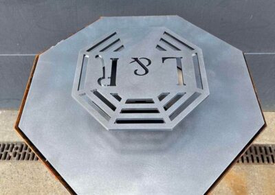 Plancha en acier corten personnalisée avec les initiales L&R sur la grille de cuisson