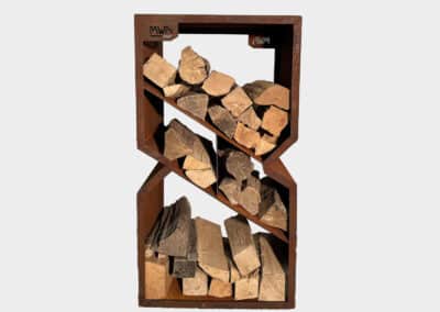 armoires en acier corten contenant des bûches en bois
