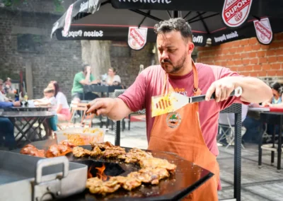 Photo d'une plancha en action avec Fabian Le Castel - location - plancha MWD
