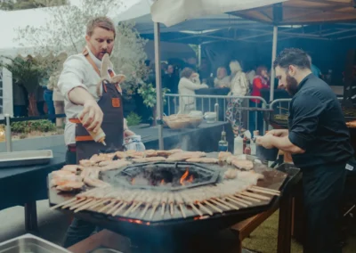 Photo d'une plancha en action avec Julien Lapraille - location - plancha MWD